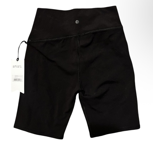 NWT Stori Unscripted 7" Fitted Shorts Onyx Black
Size 6 - Picture 2 of 4